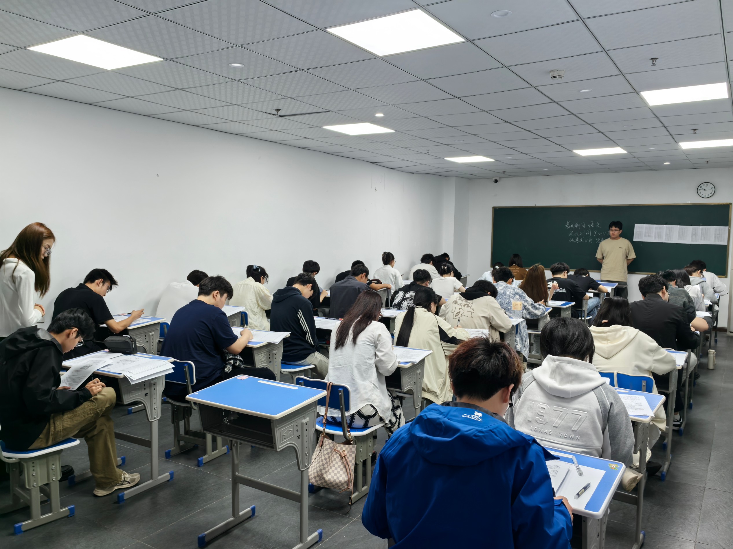 学生上课.jpg