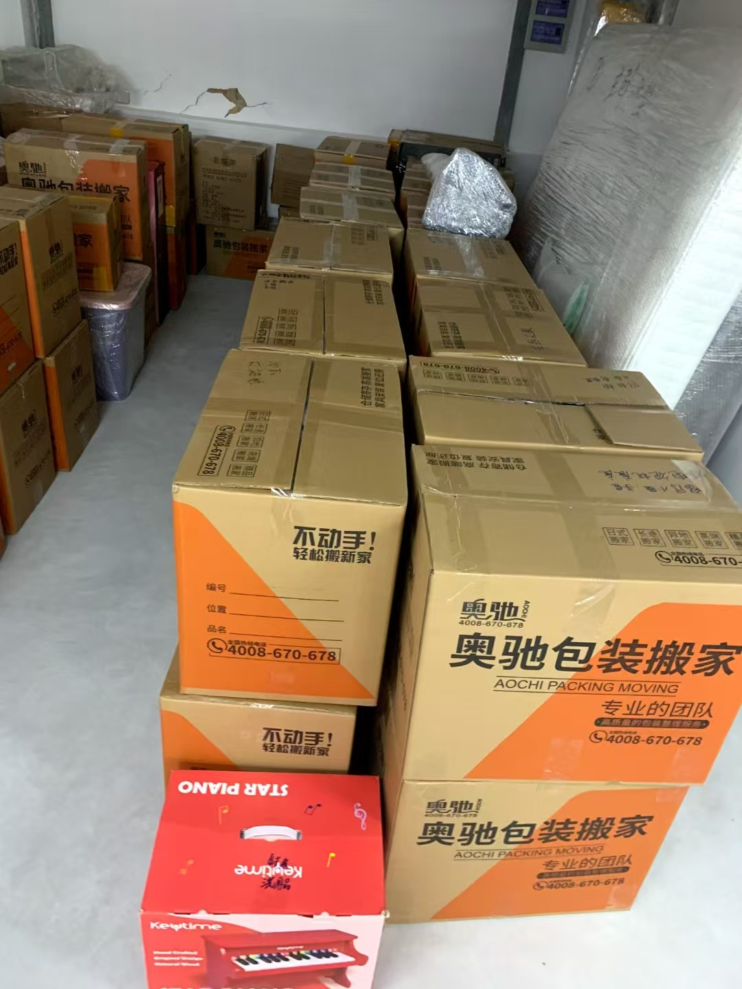 现代化搬家车辆与团队