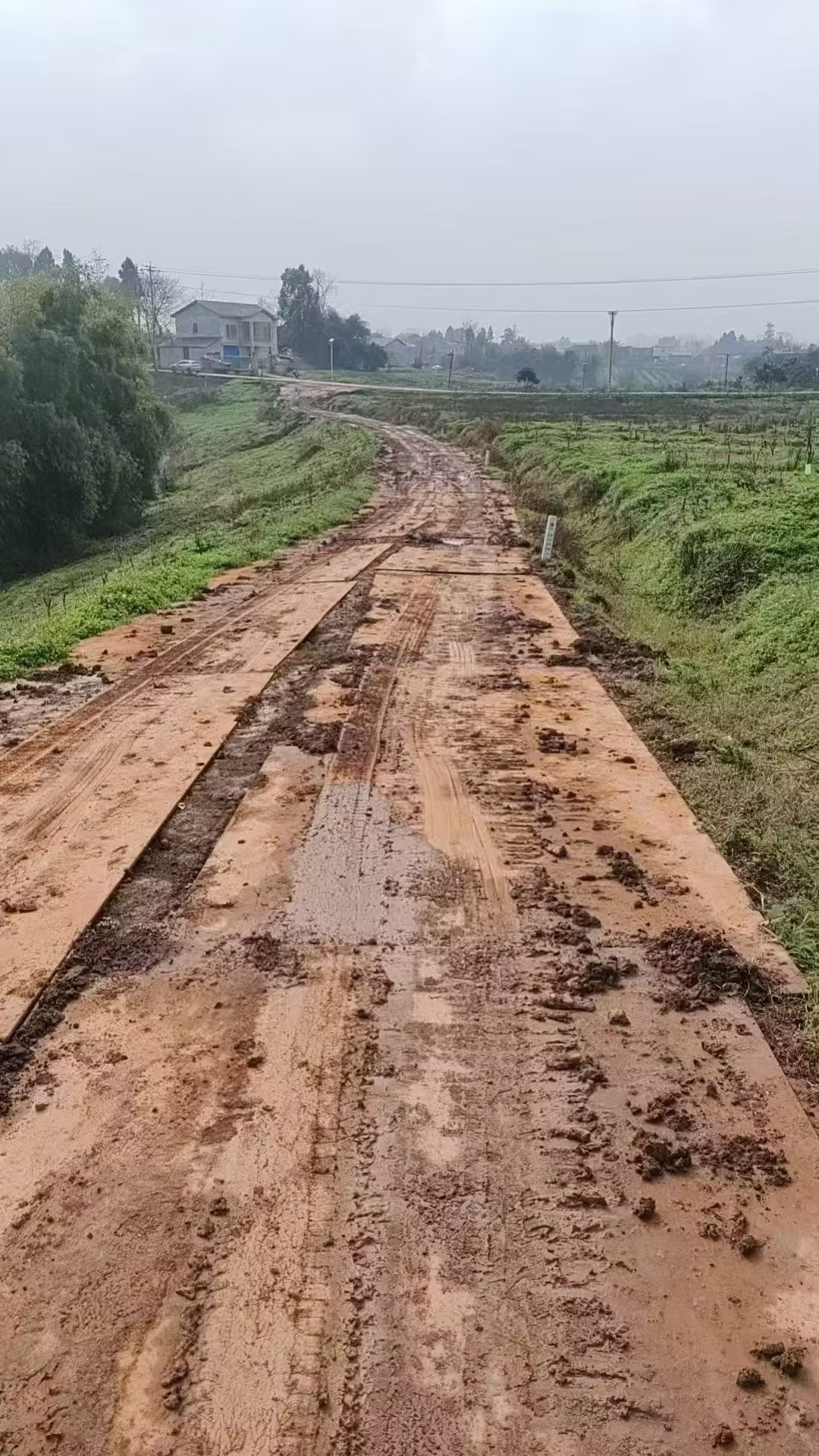铺路钢板施工现场