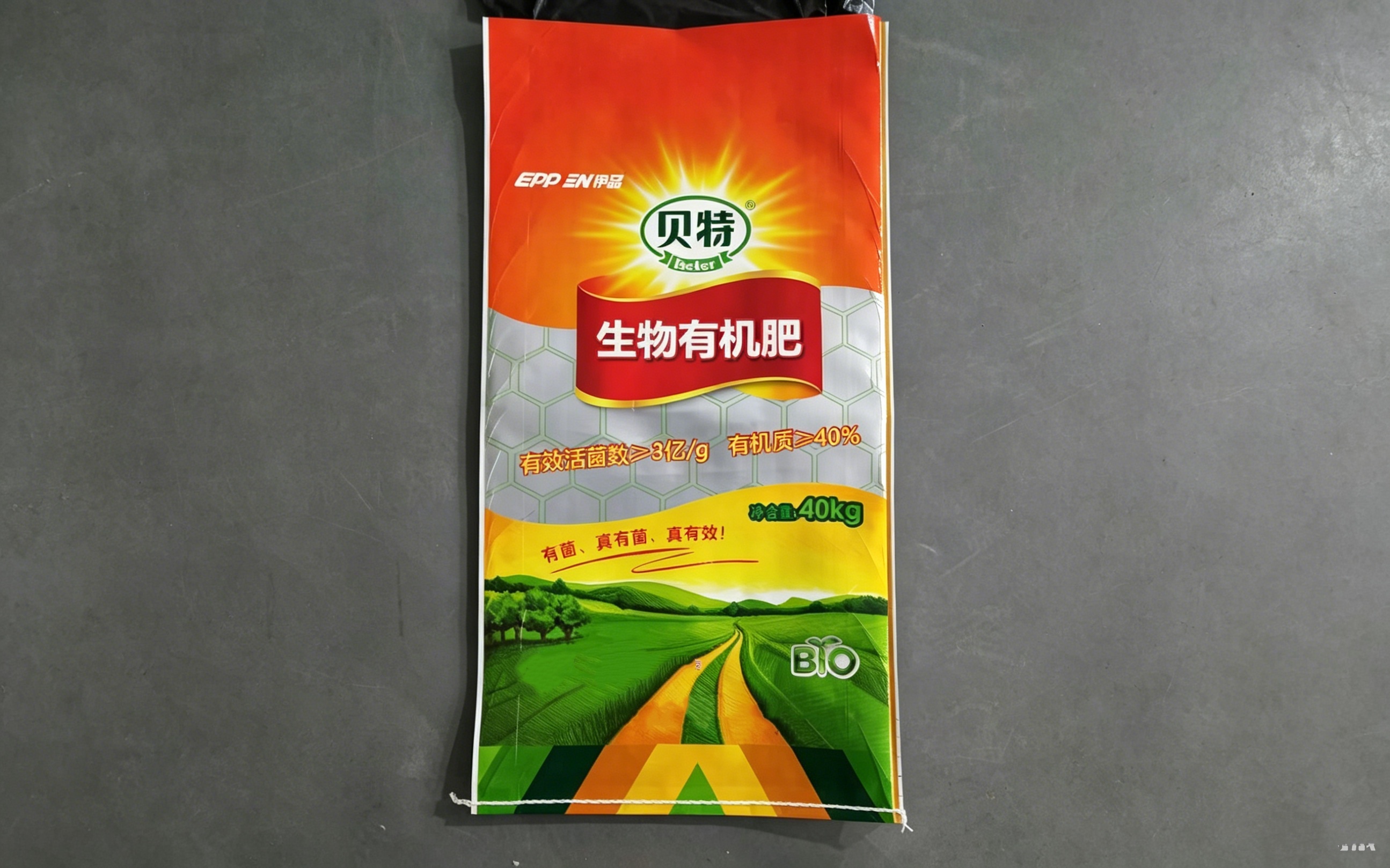 一张信息图风格的图片，概括选购肥料袋的核心考量维度：价格、质量、交期、服务