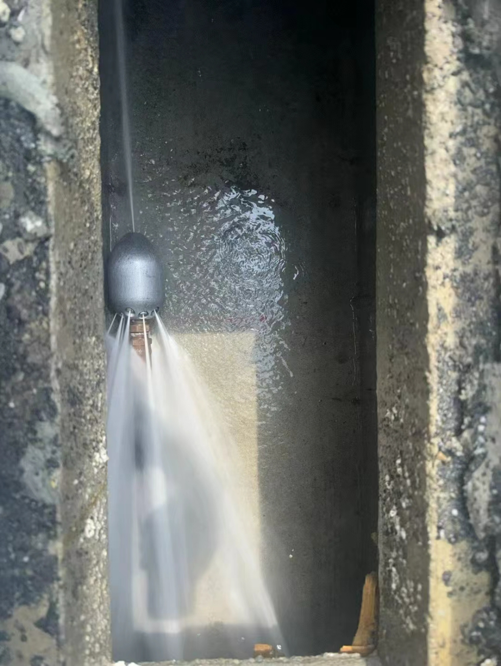 他在管道内工作.jpg