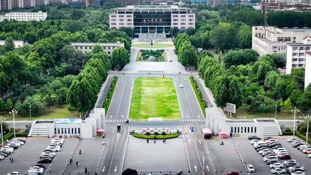东校南门.jpg