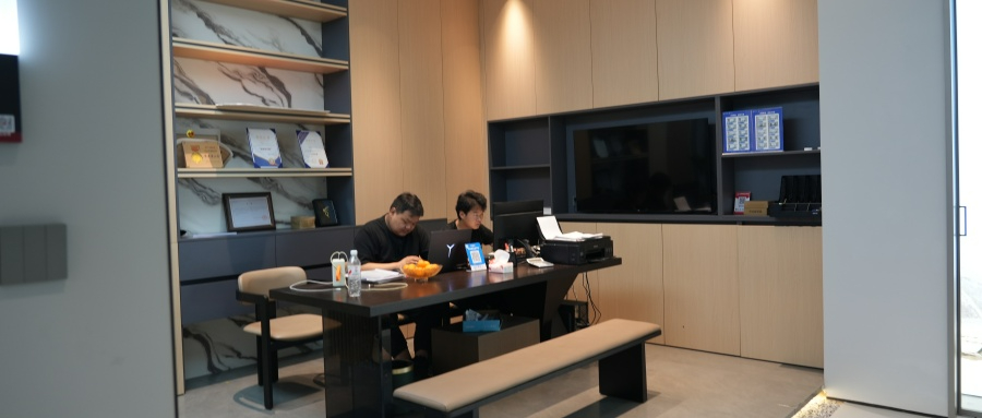轩尼斯门窗在本地小区的安装实景