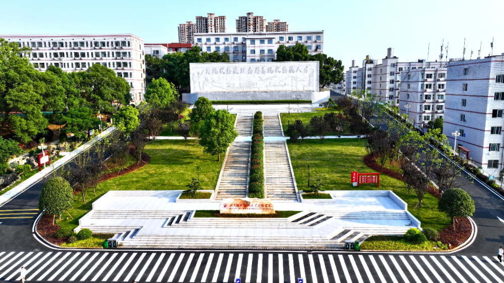 航拍校门口大景 (1).jpg