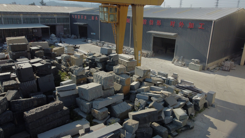 花岗岩原料仓储堆放区.JPG