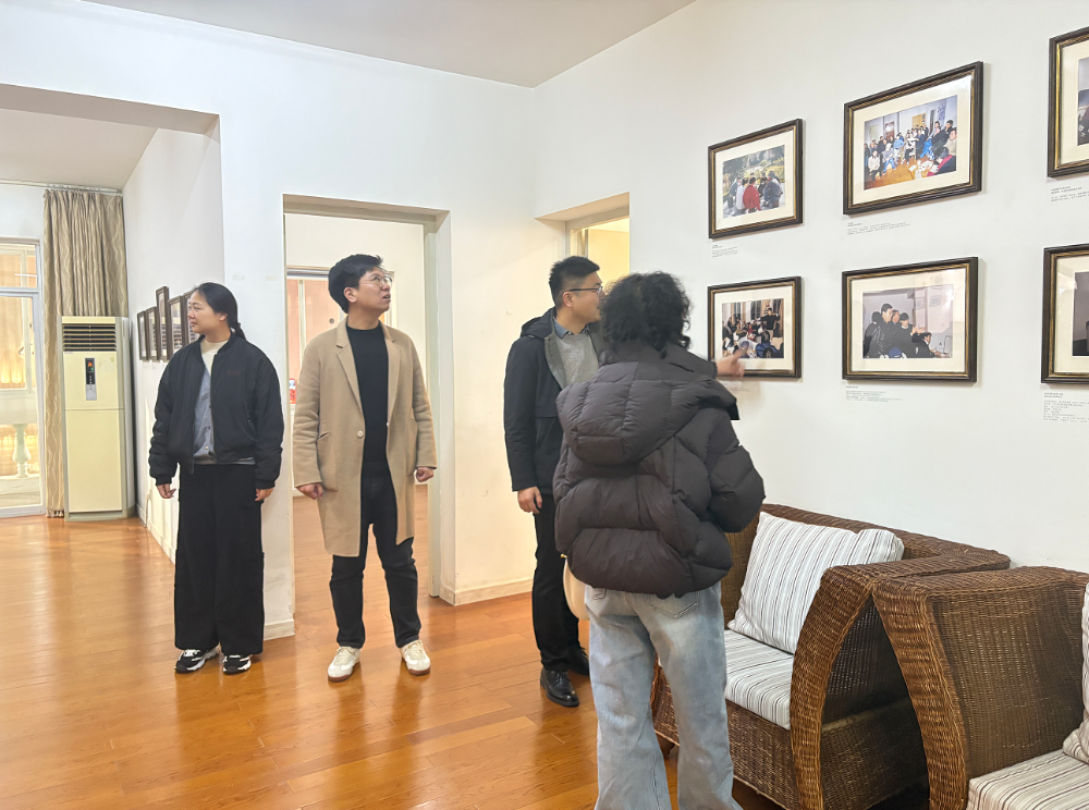 带客户参观湖畔小屋-1.png