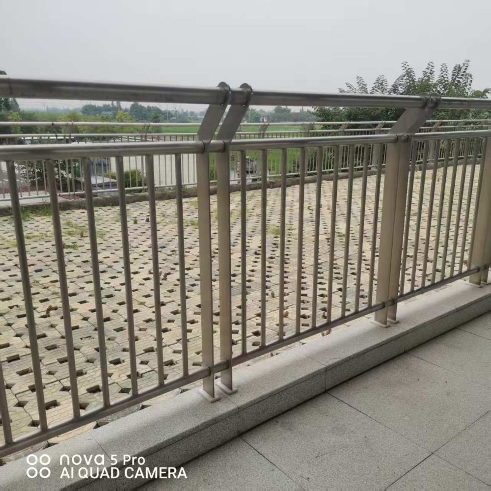 高铁站不锈钢栏杆.jpg