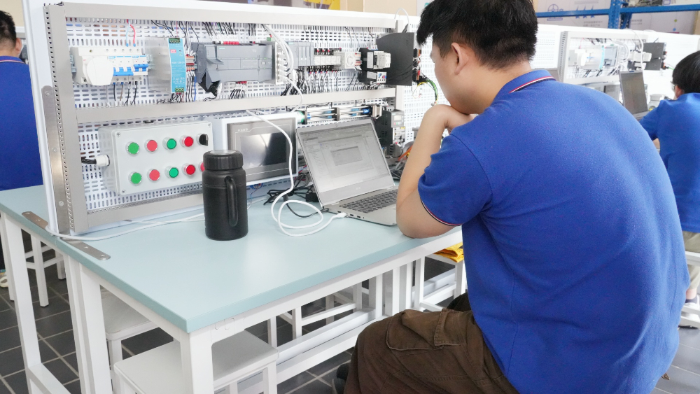 西城区新能源维修专业技校找哪家？从师资、实训到就业的选...