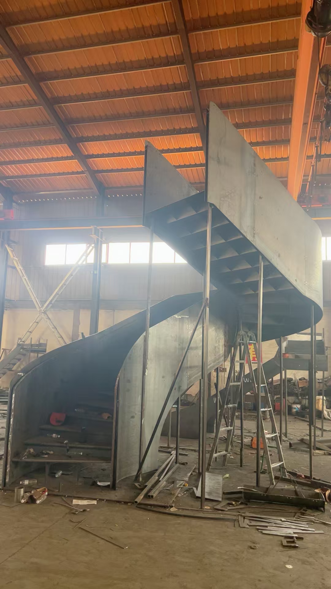 得心金属现代简约风格旋转楼梯案例