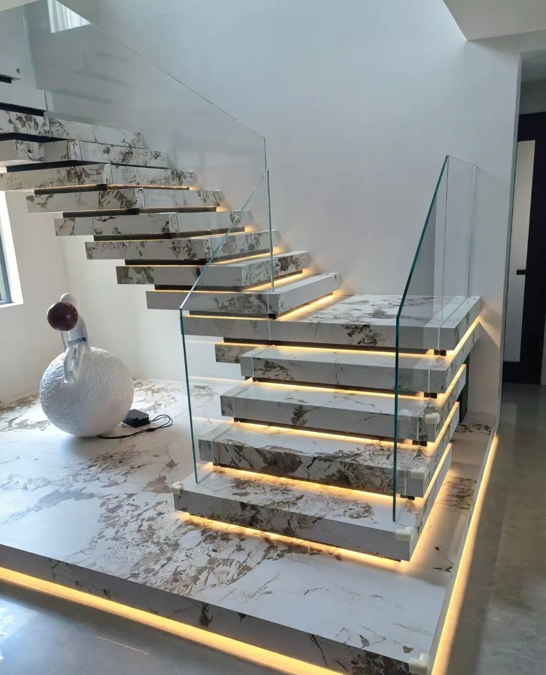 得心金属叠步楼梯案例一：展现独特的错位设计与下方空间利用