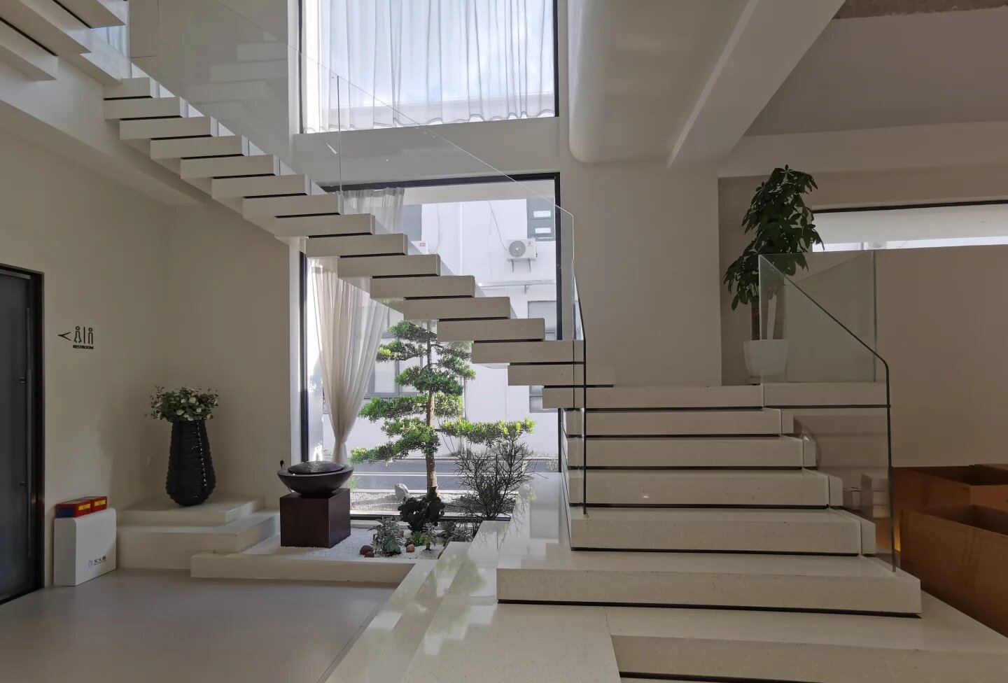 叠步楼梯与定制收纳结合案例