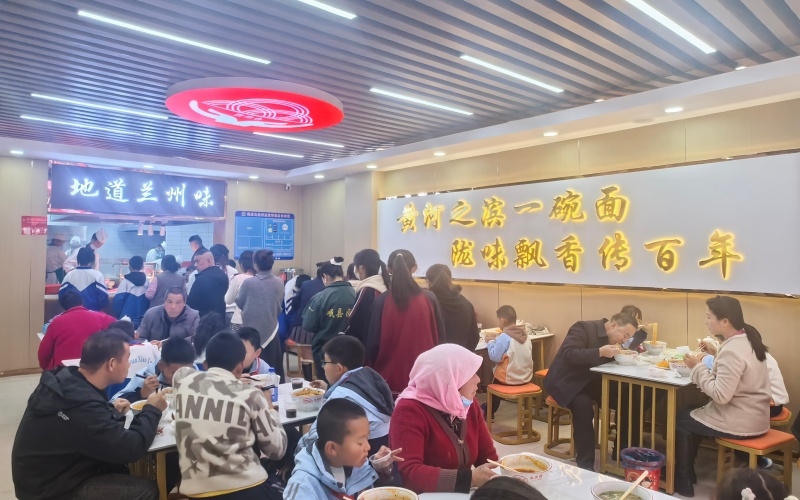 陇尚合牛肉面门店实景