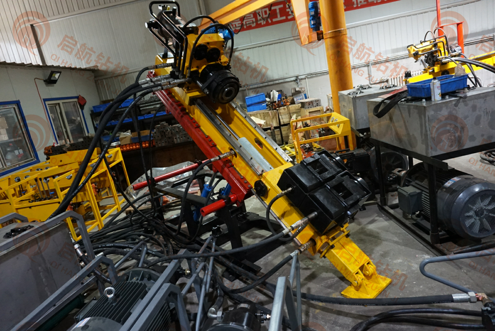 坑道钻机工作场景