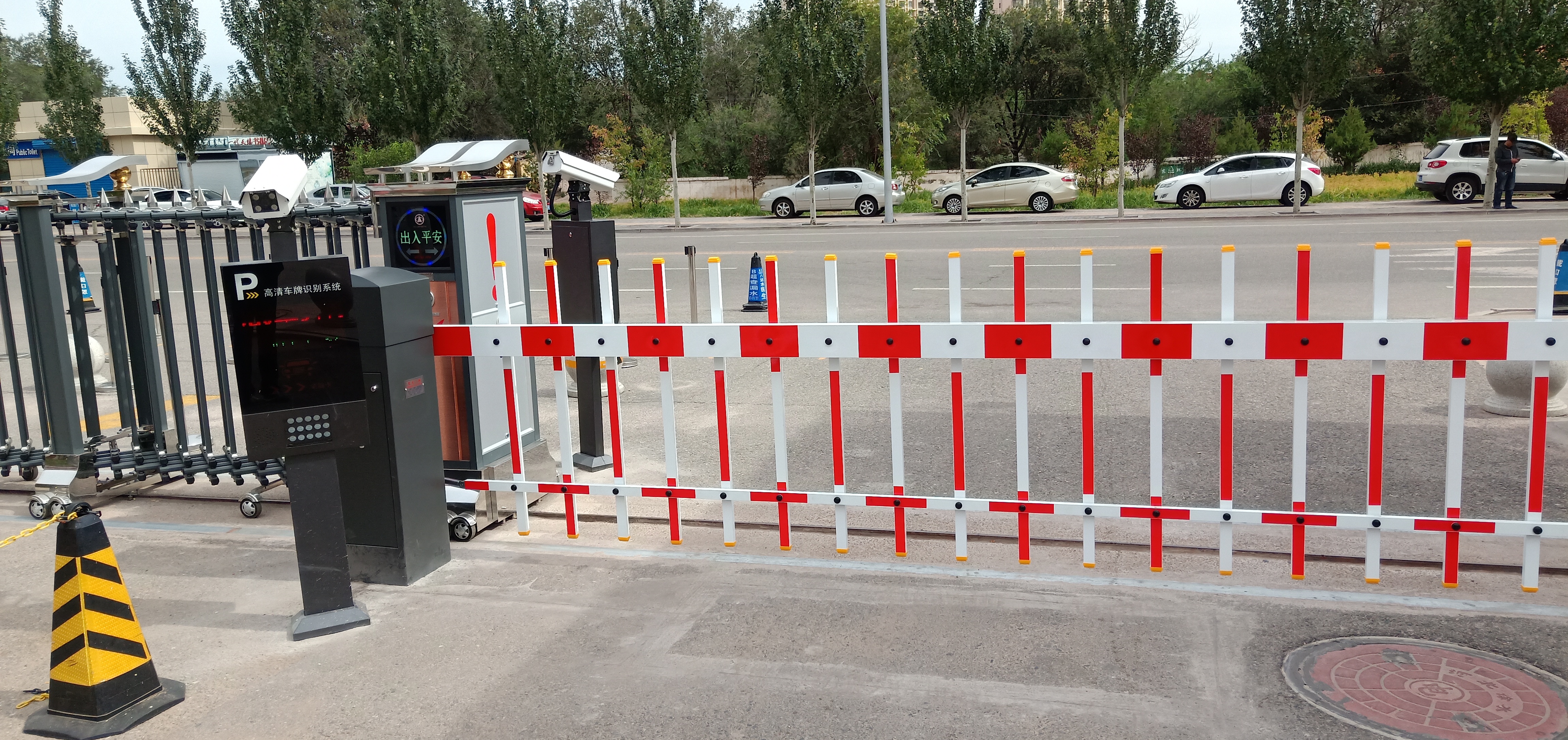 东太门业悬浮门应用案例