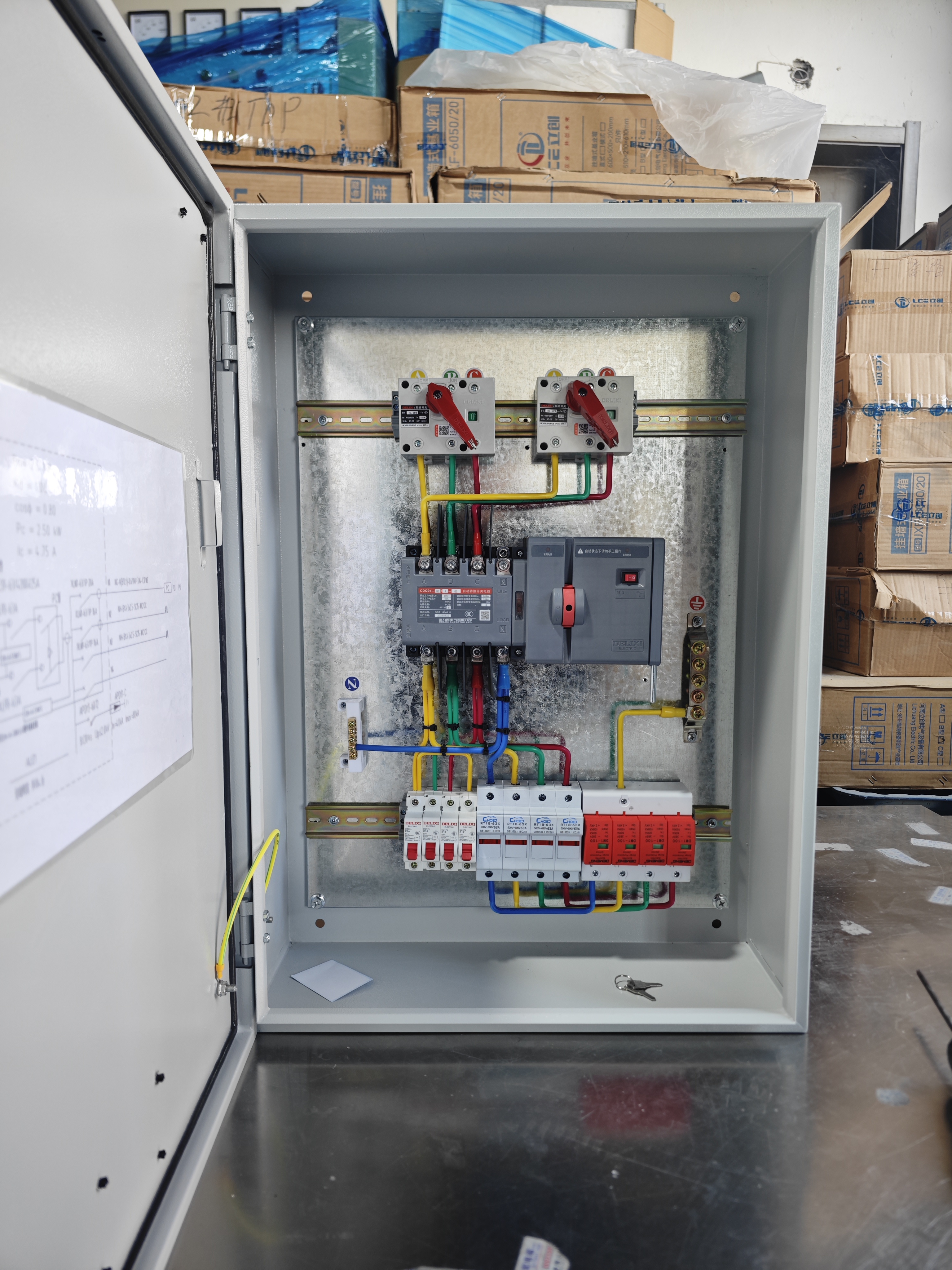 立创电气配电柜生产车间