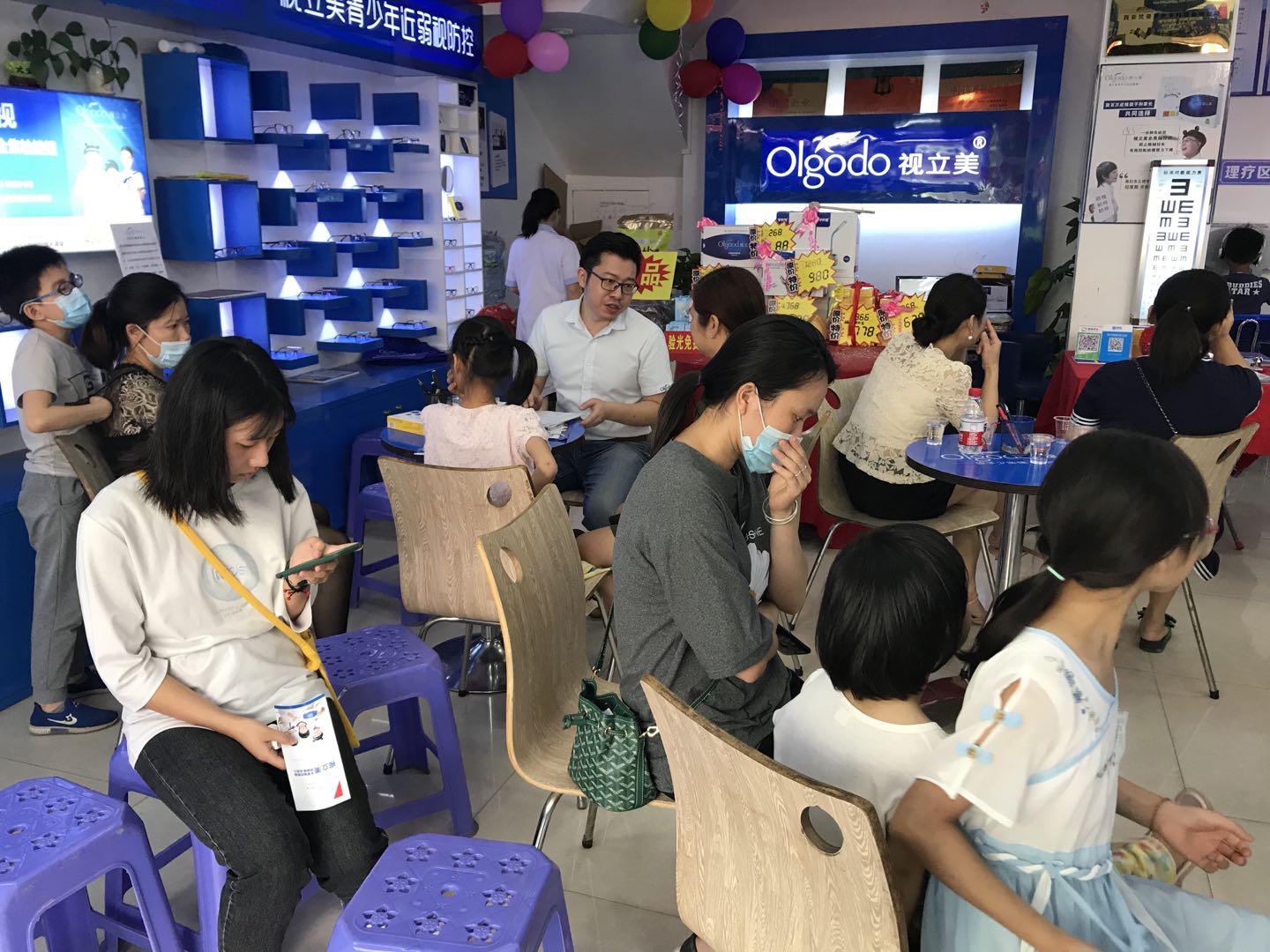 学生眼镜验光场景