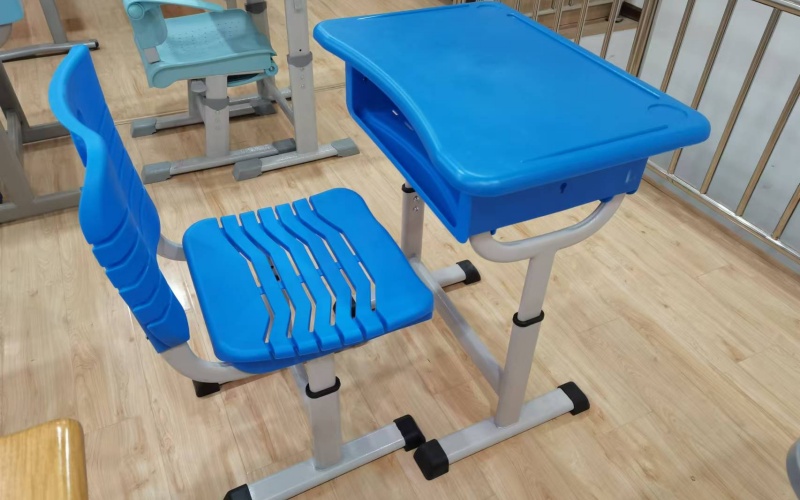 课桌椅生产车间