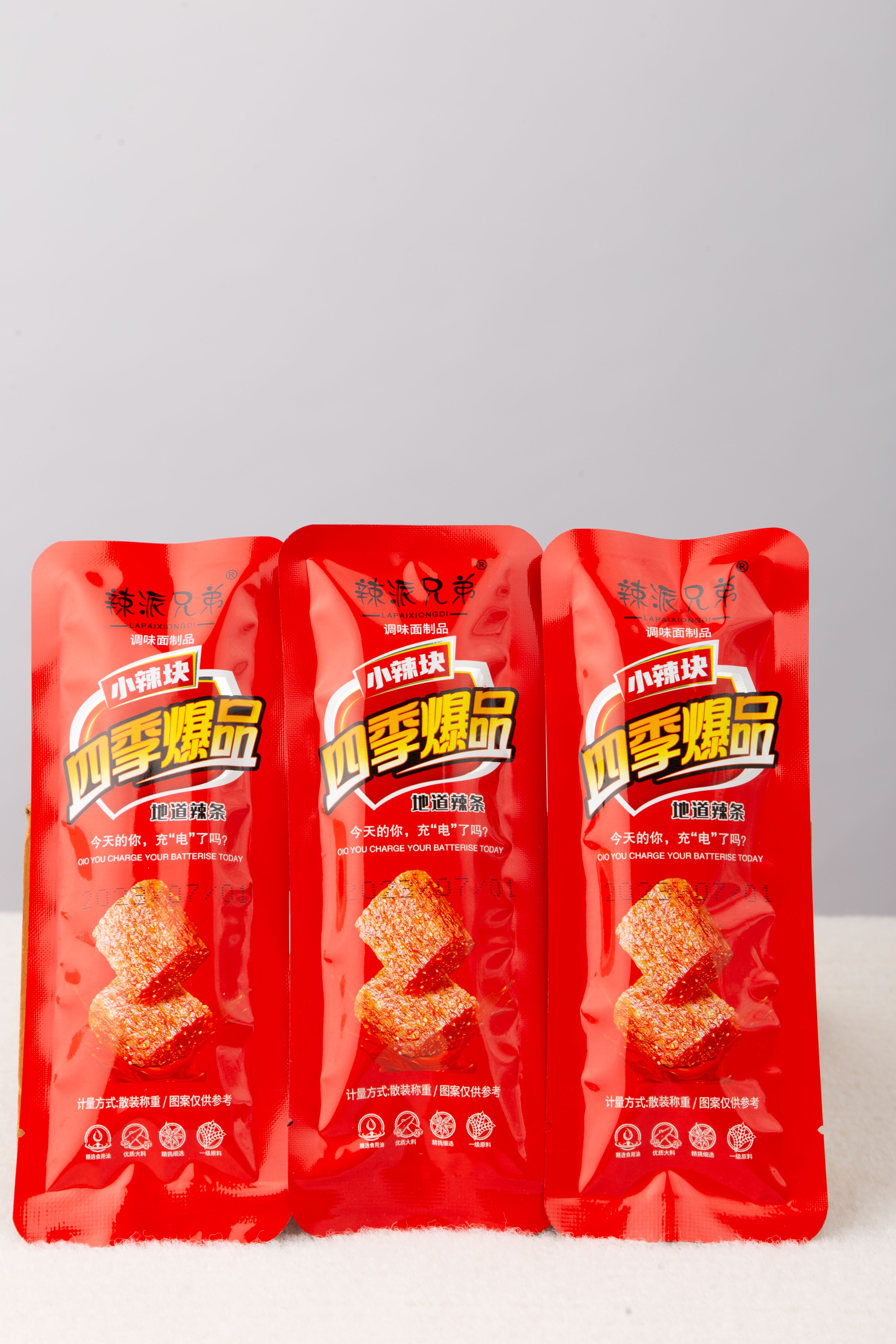 多种规格与口味的蛋白辣条产品展示