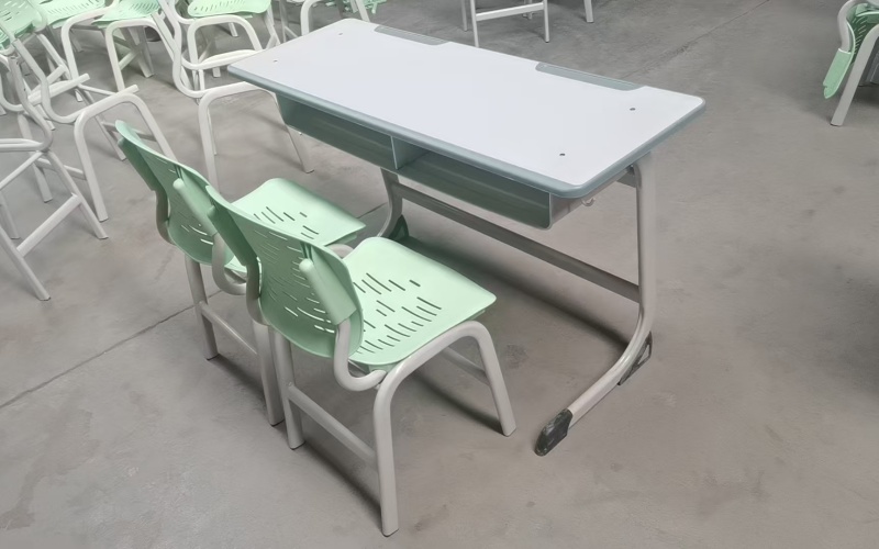 现代化课桌椅生产线