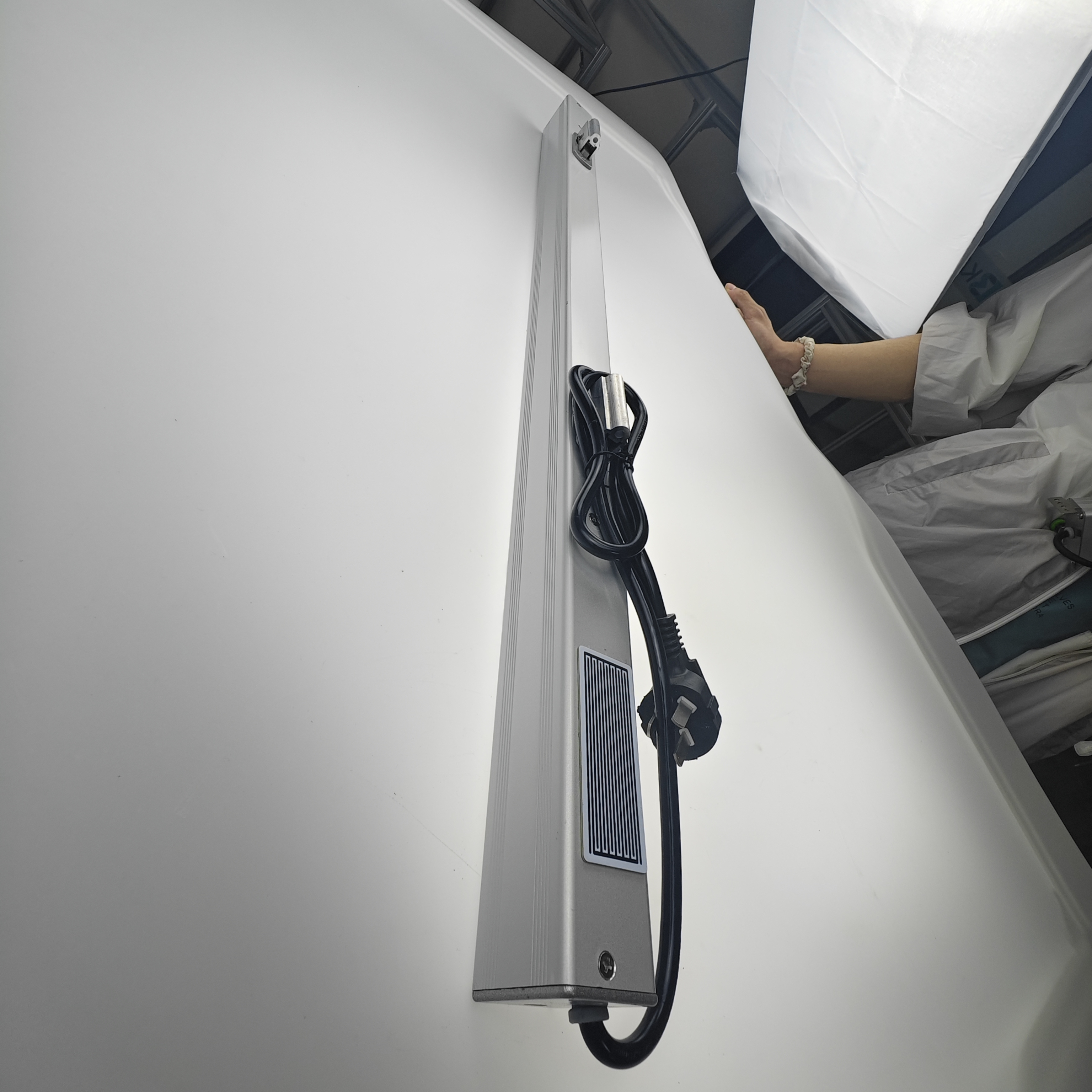 气动开窗器电机与控制单元特写