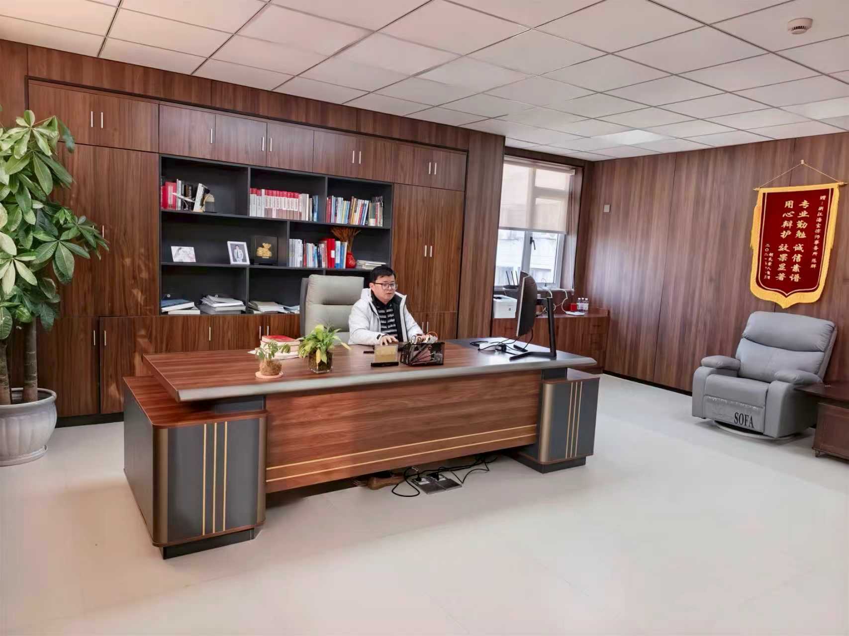 陈群律师工作照