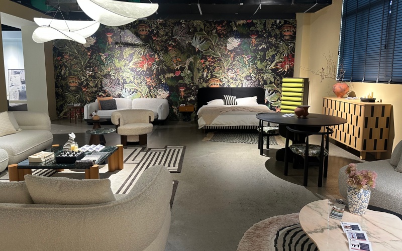 专业设计师正在为客户进行全屋软装方案讲解与色彩搭配分析