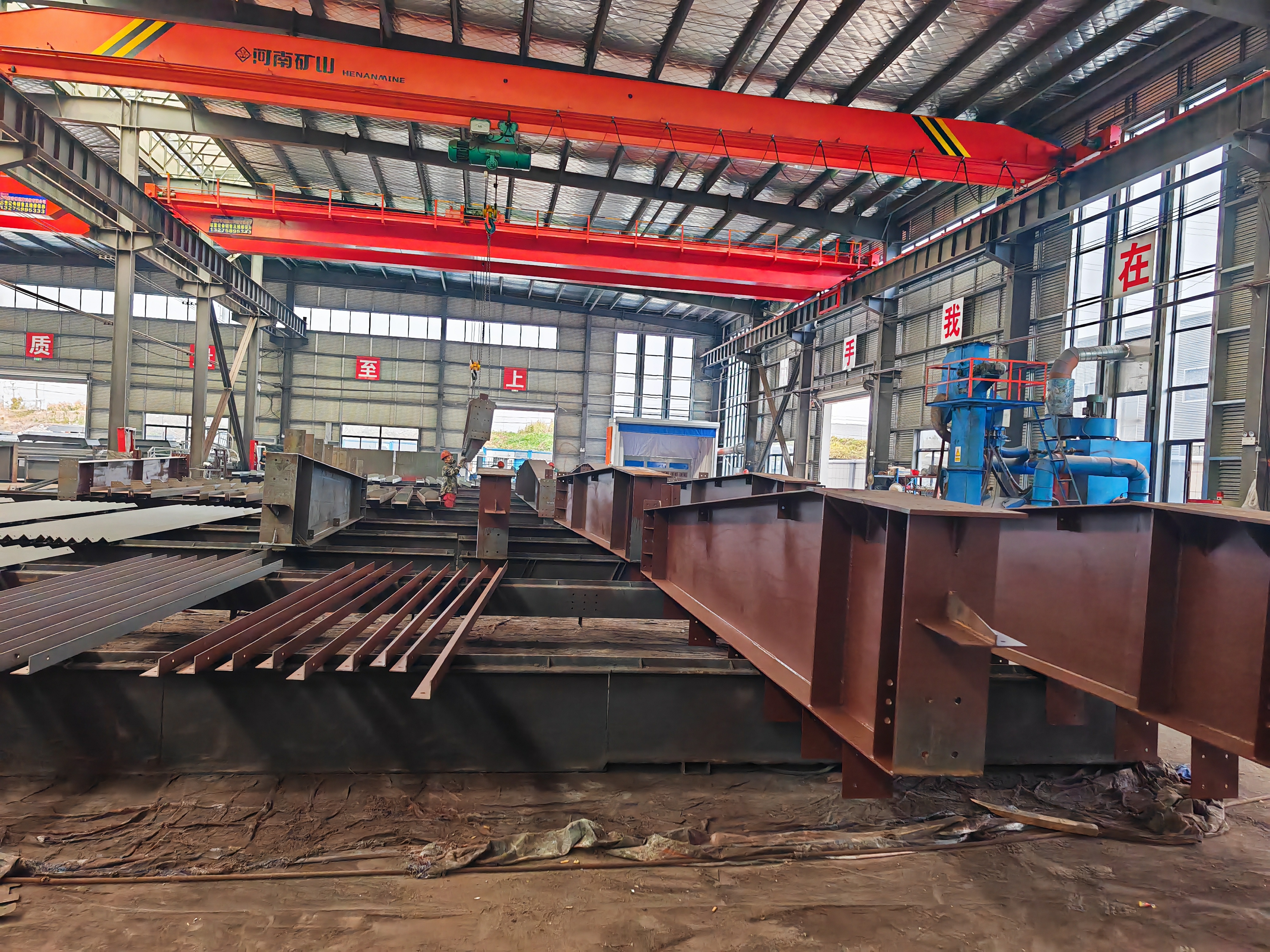 现代化钢结构厂房内部