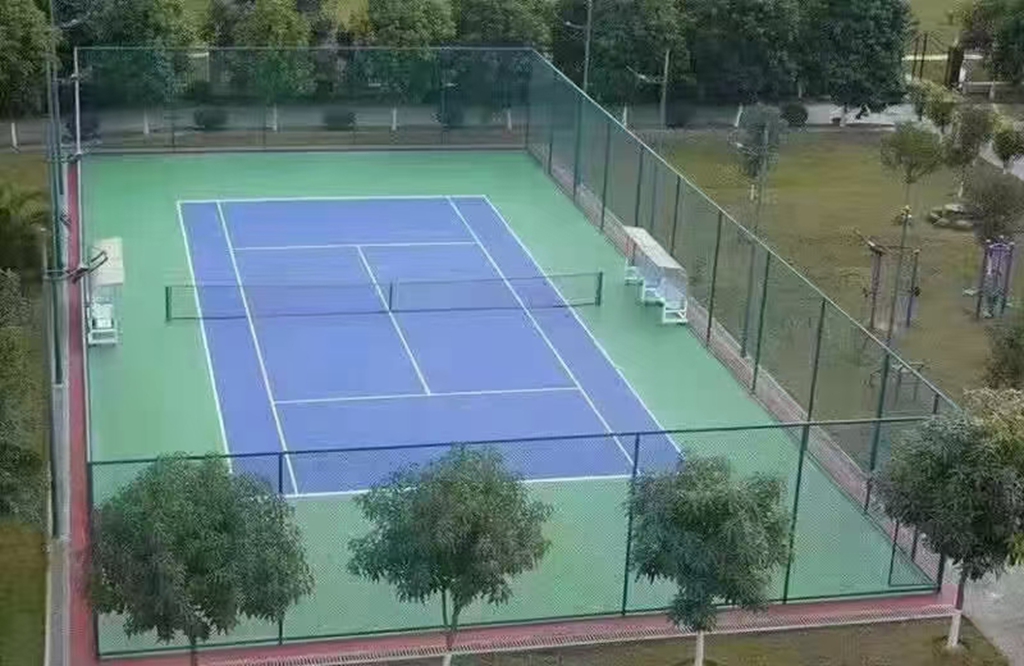 现代化足球场全景,坚固美观的围网与整洁的场地、明亮的灯光共同构成专业的运动环境