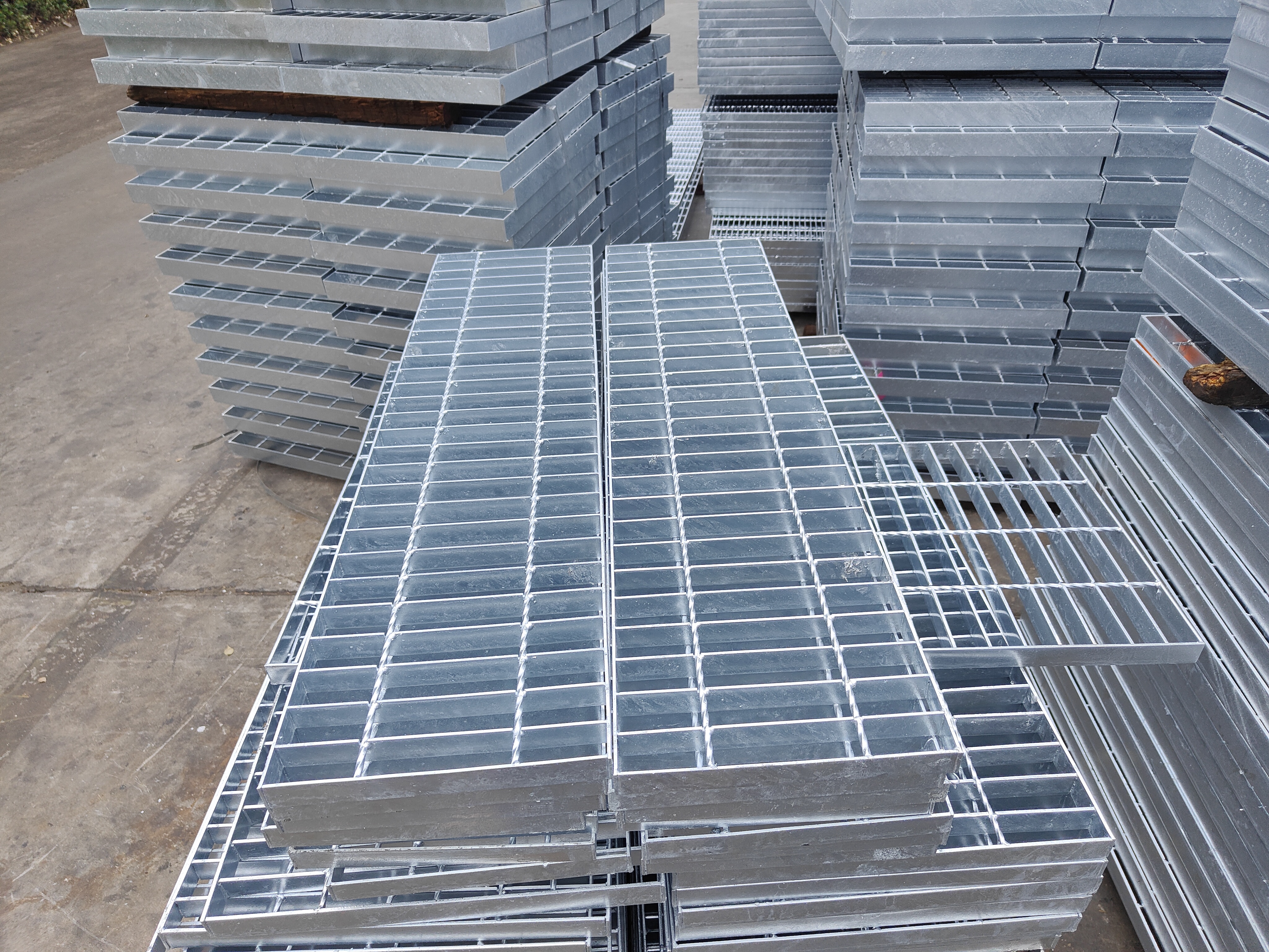 多种材质沟盖板应用场景对比