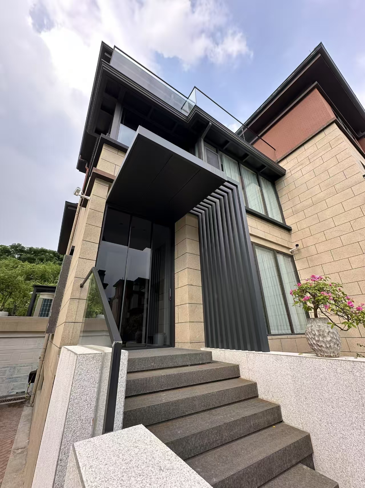 系统门窗精细化安装工艺现场