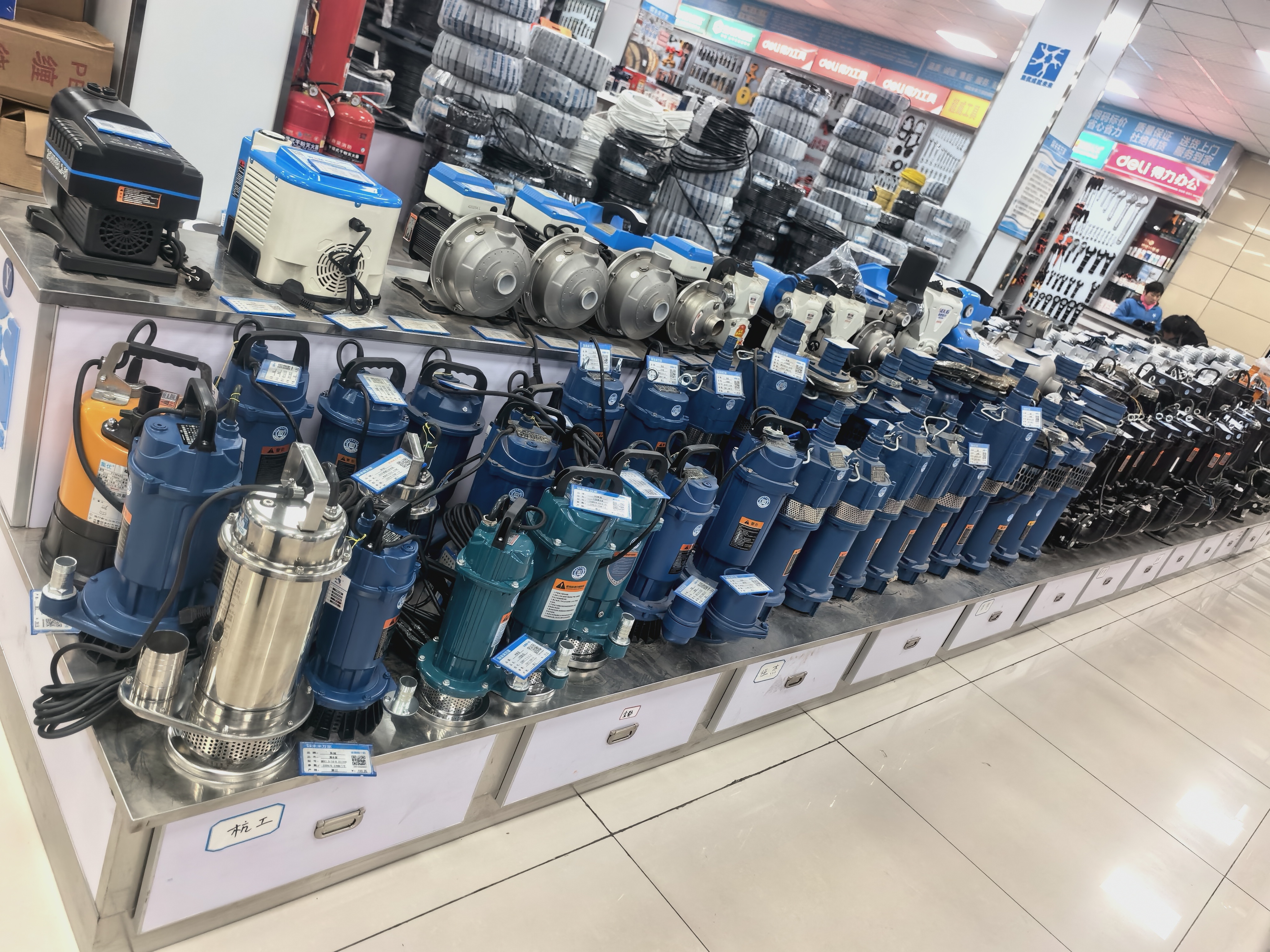 湾沚区未来万家五金机电超市实体店面与产品陈列