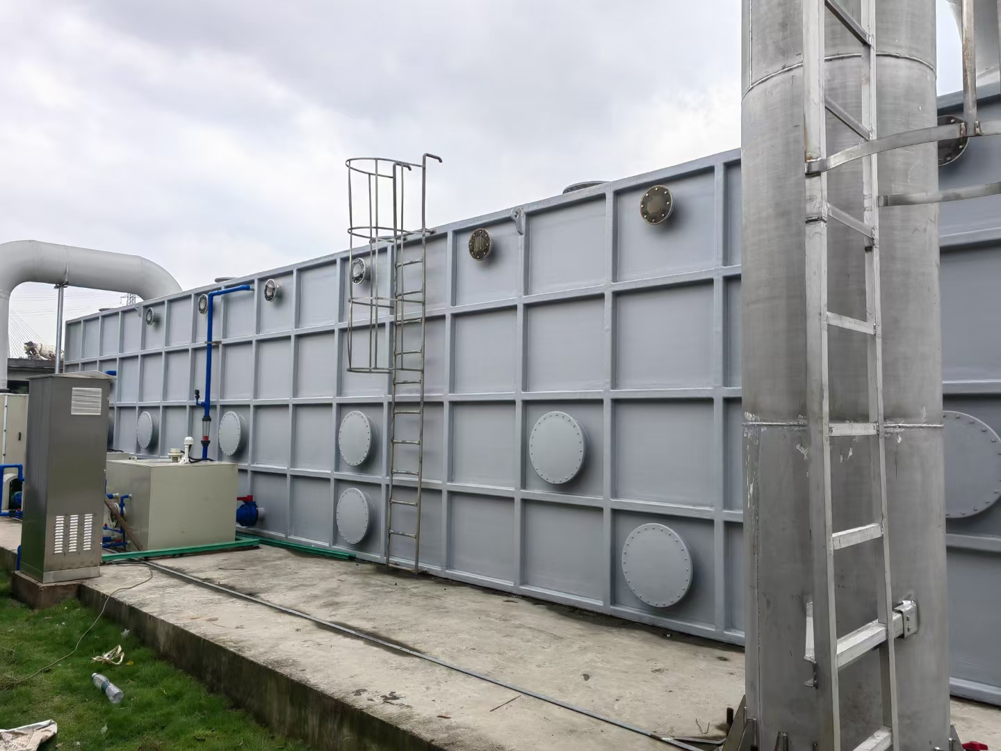 广西威玻复合材料有限公司离心浇铸玻璃钢顶管生产车间