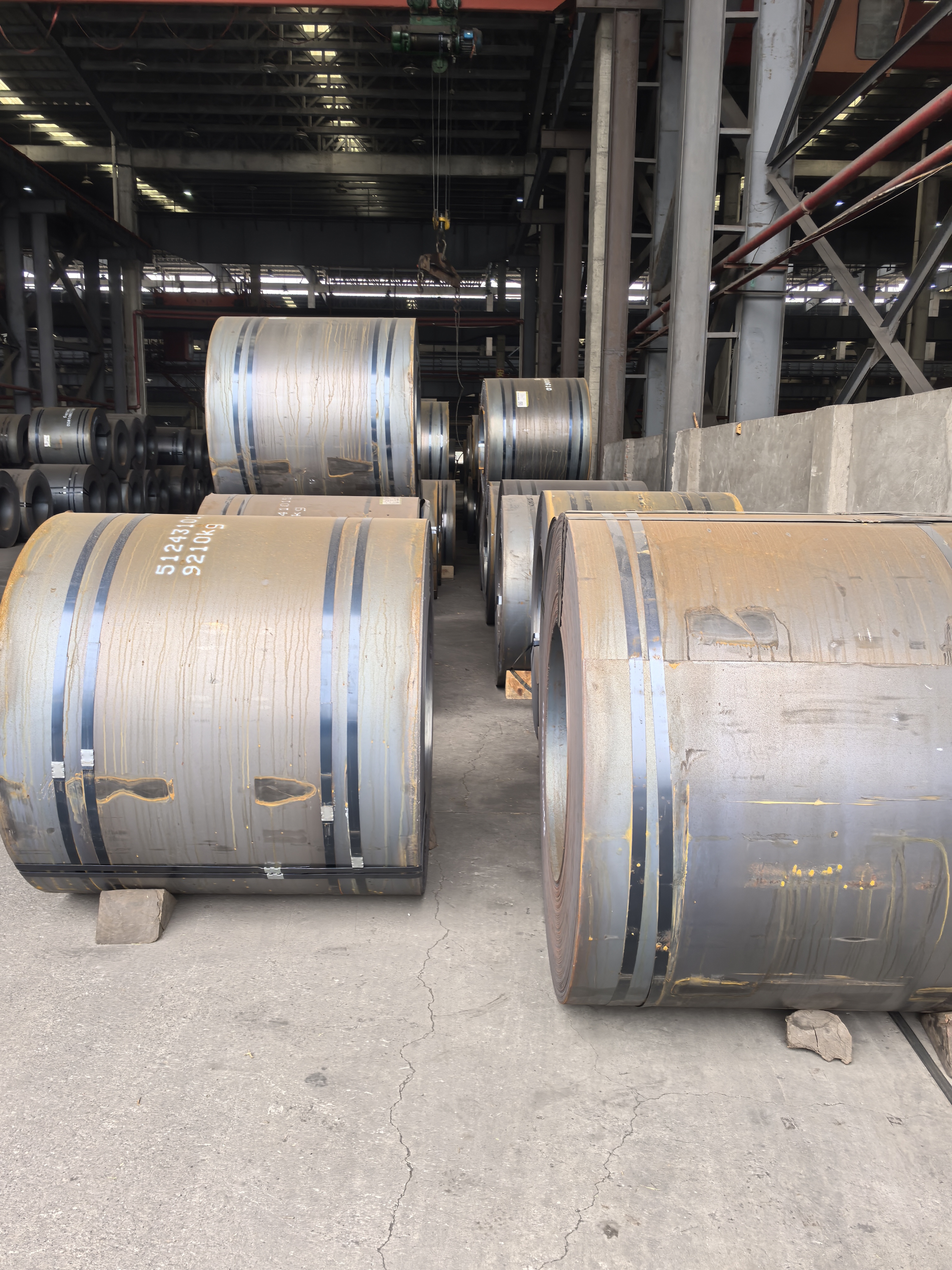 重庆宏壮钢管有限公司厂区仓库一角,展示整齐码放的无缝钢管及其他型材