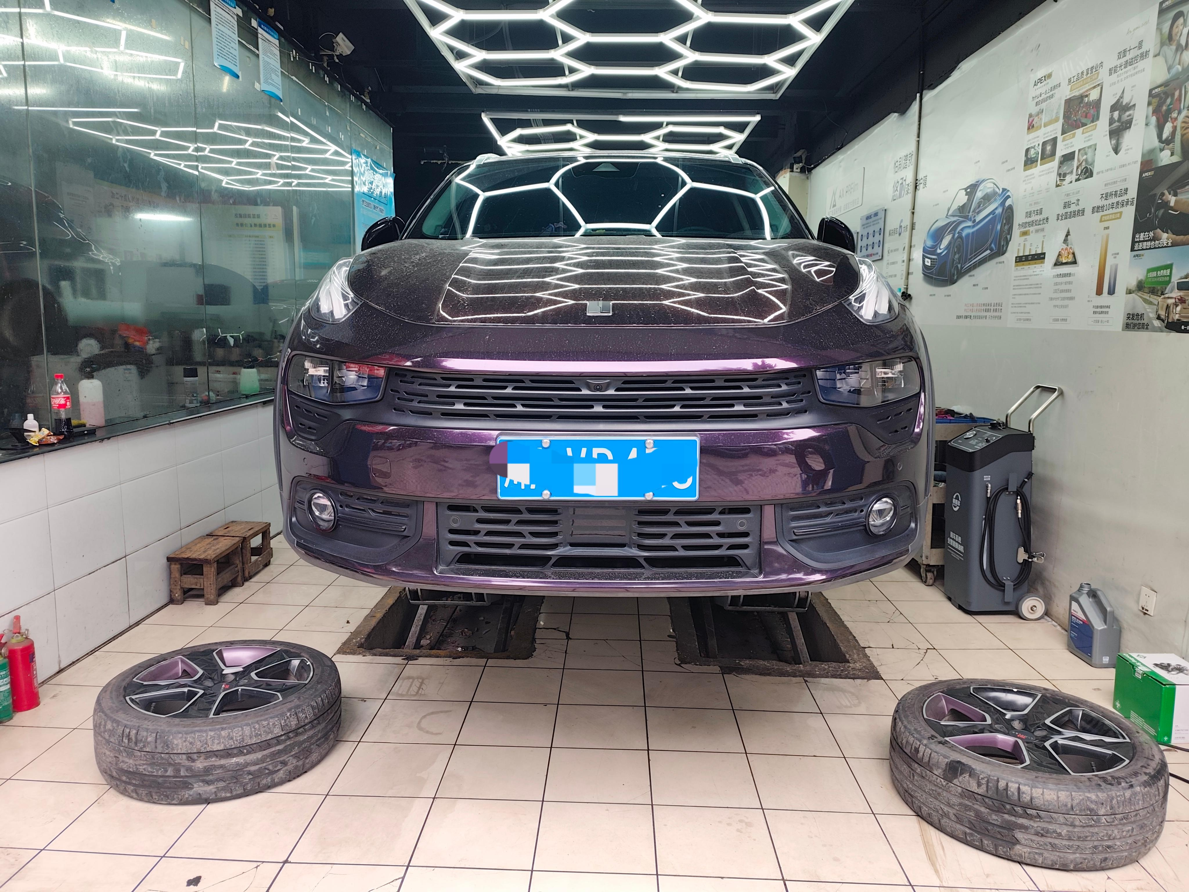 成都启星汽车服务有限公司专业技师正在进行轮胎内部检查与蘑菇钉修补作业