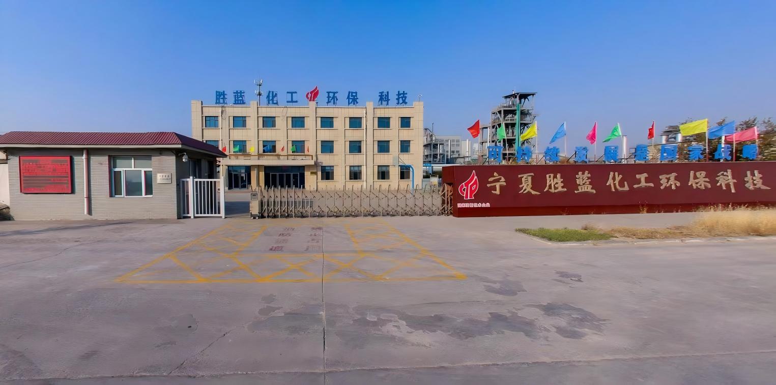 技术人员在进行产品研发实验