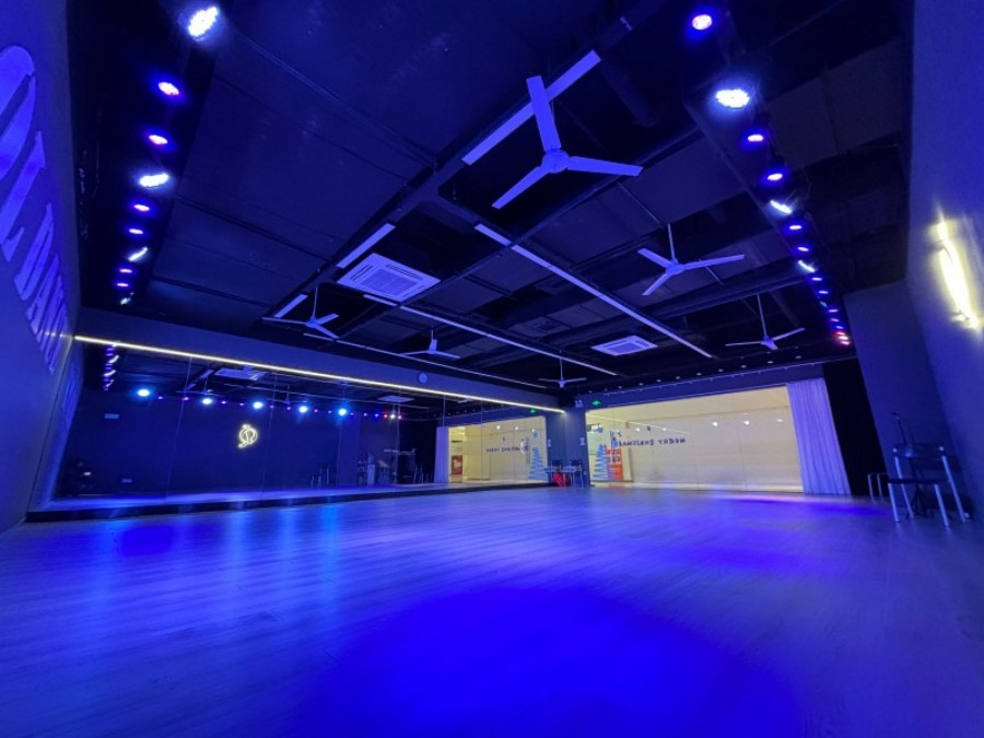 青灵舞蹈学员成果展示，充满自信与活力的舞姿