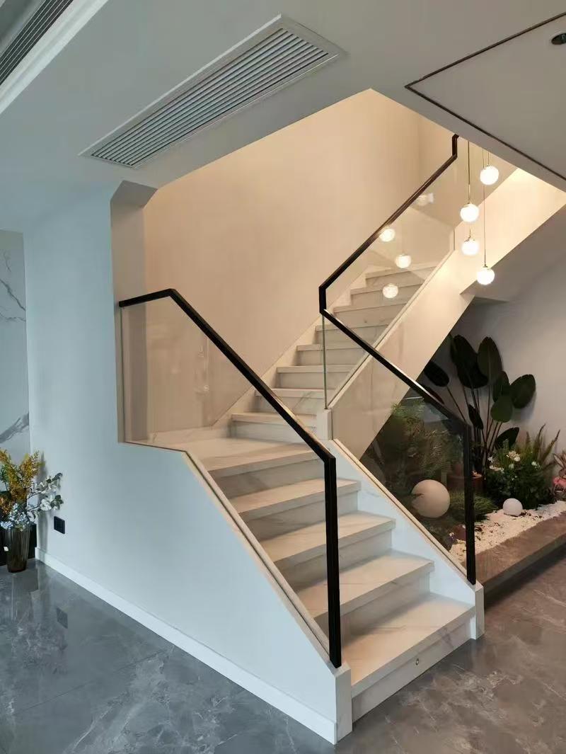 现代简约风格的楼梯设计，展现空间美感