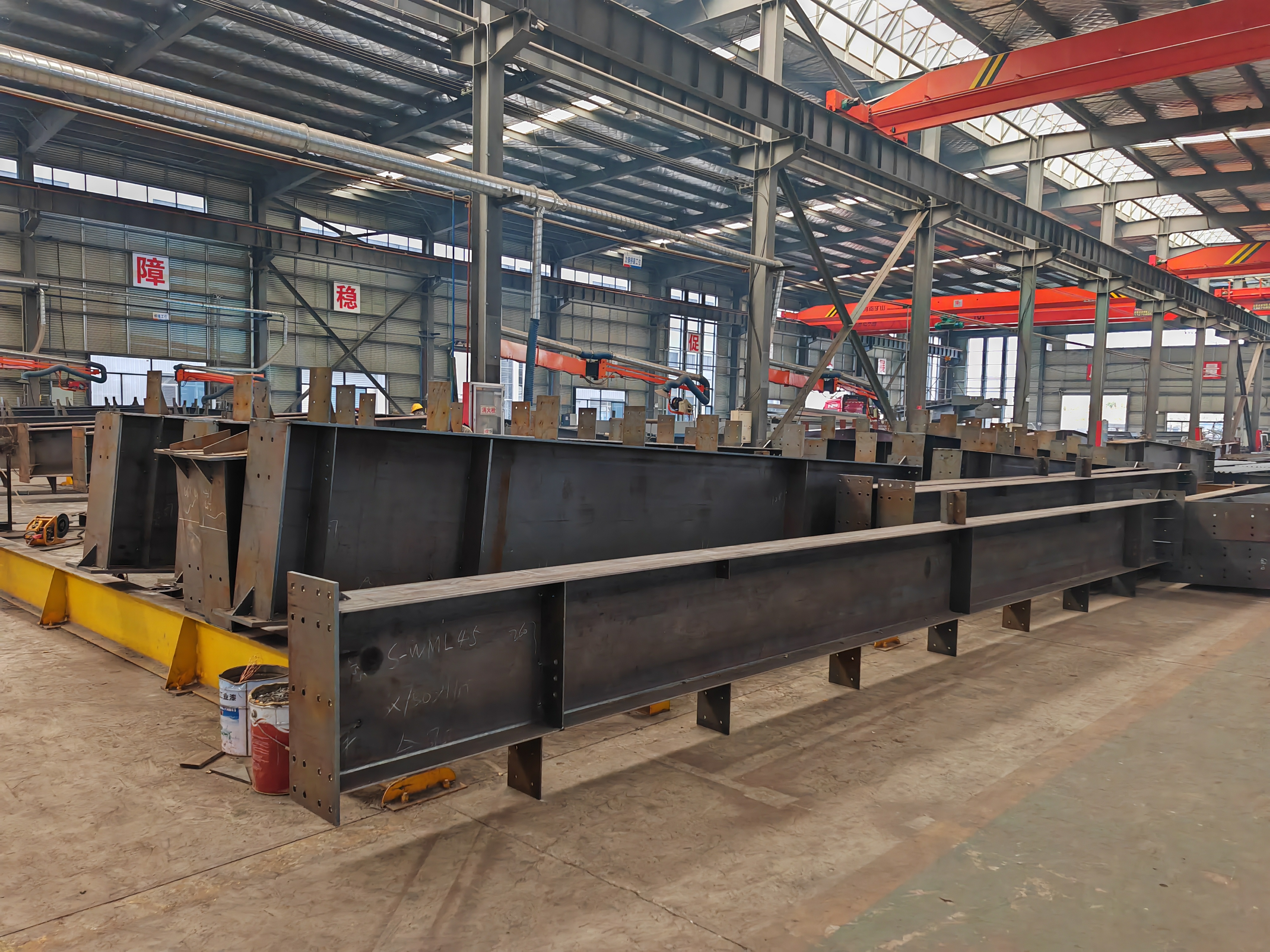 鸿昊钢构工厂内部生产场景