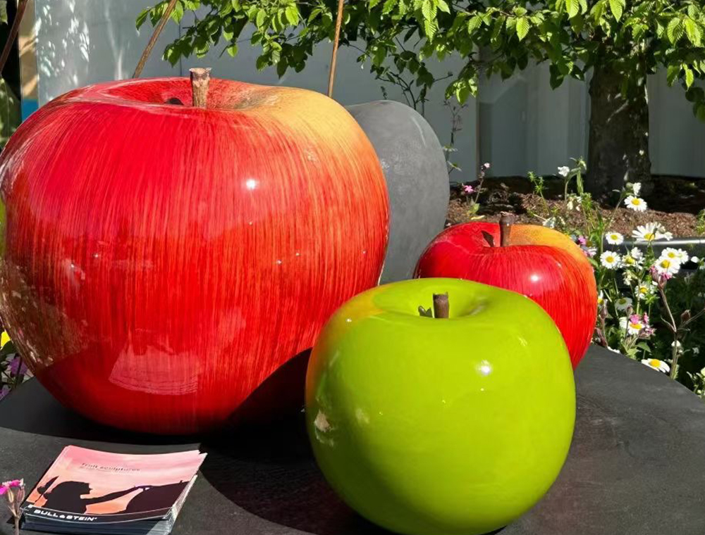 城市现代镜面不锈钢雕塑，反射着天空和周围建筑，极具未来感