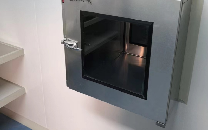 技术人员正在对FFU进行风速及泄漏检测