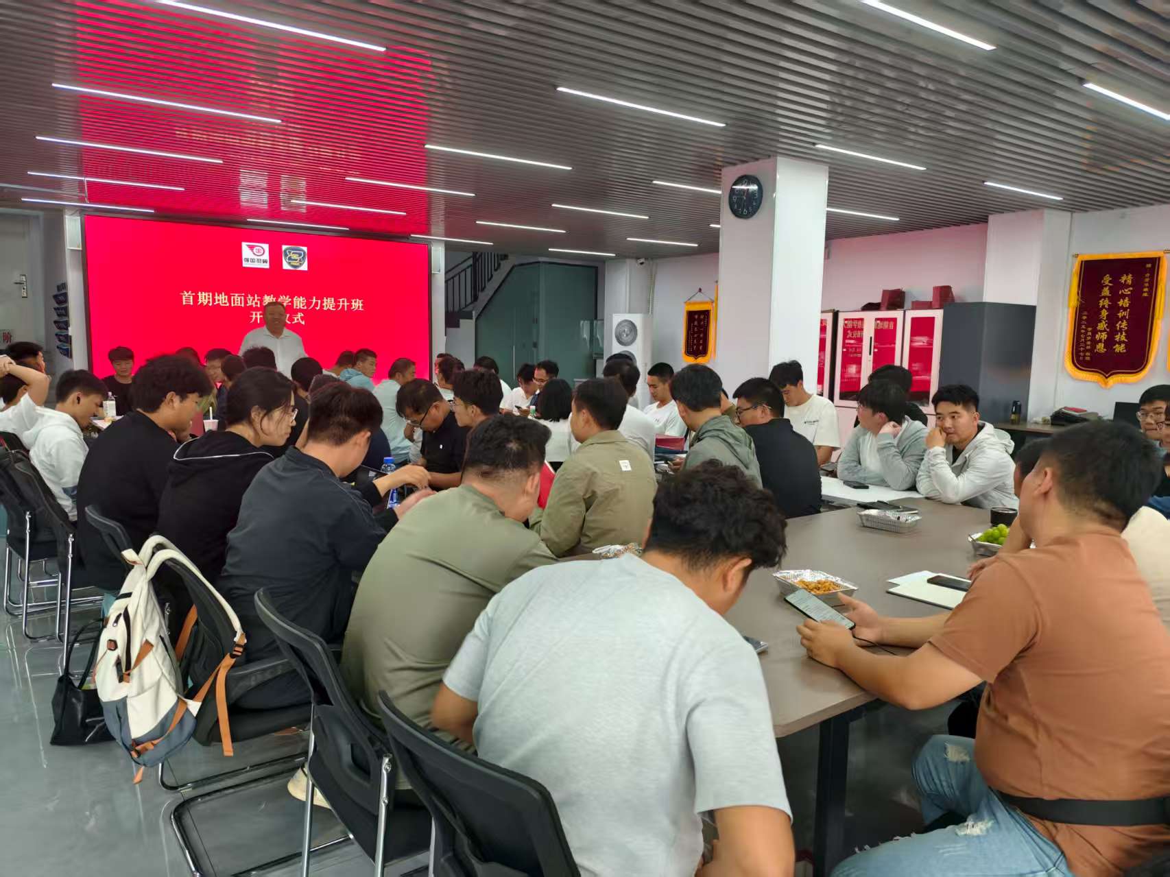 强国羽翼无人机标准化理论教室与模拟训练区