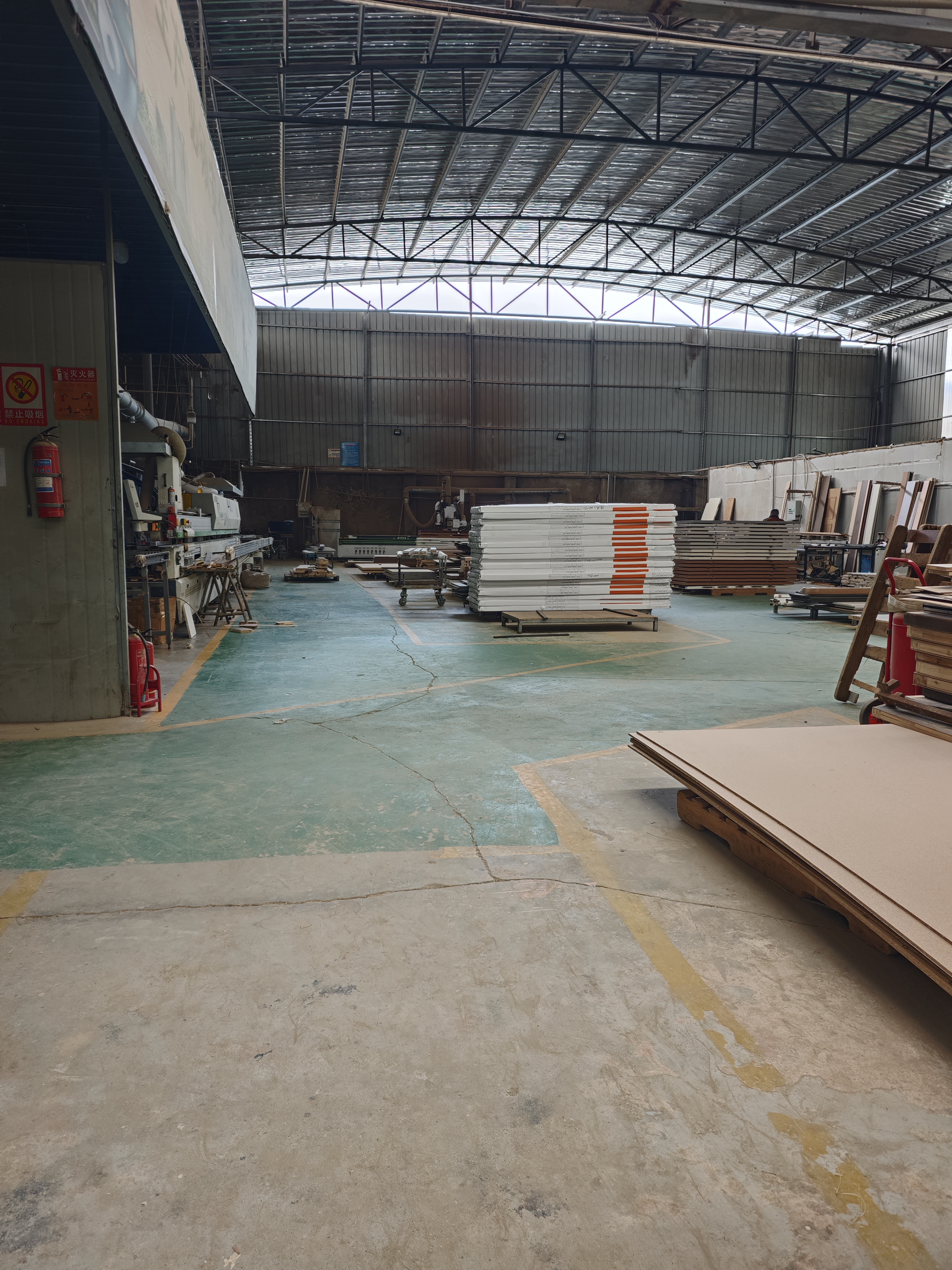 四川今福居门业有限公司生产车间一景