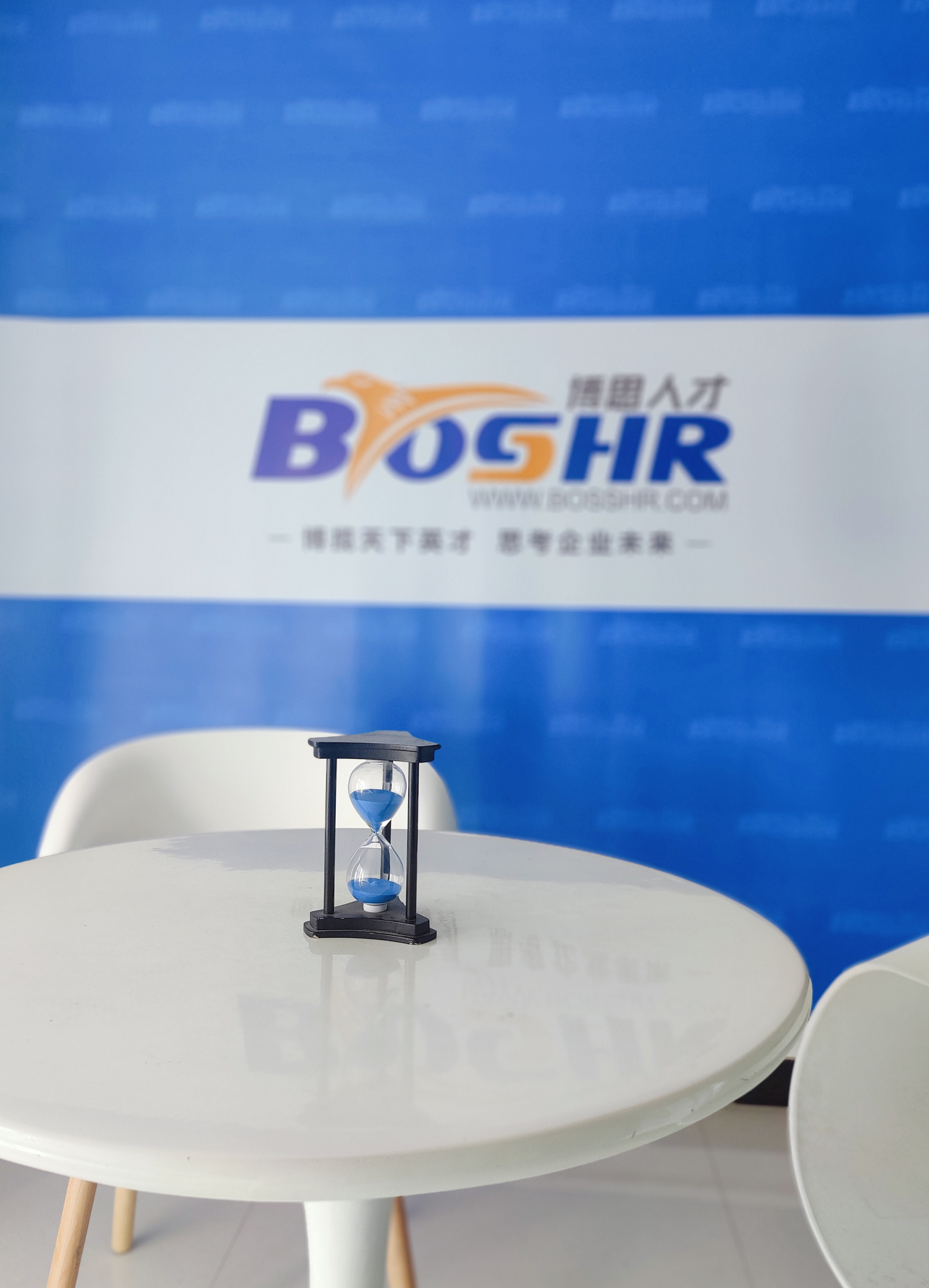 博思人才专业猎头团队讨论