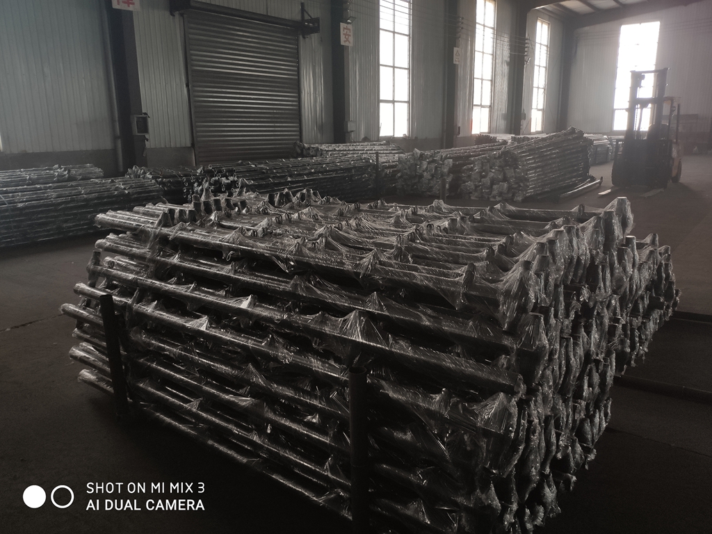 专业的足球场围网系统,结构坚固,网面平整,与绿色草皮相得益彰