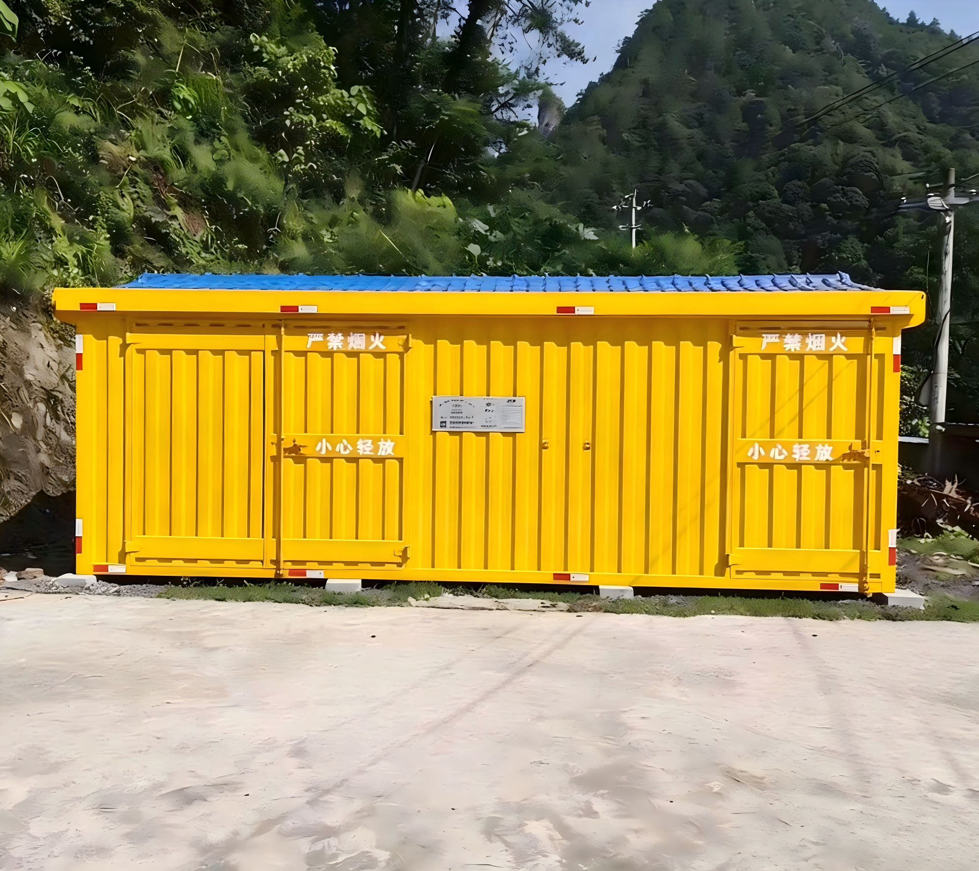 烟花集装箱在大型活动场地旁的部署应用