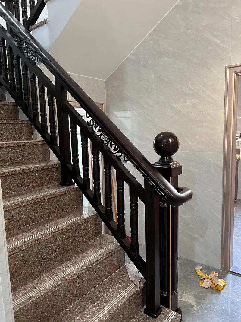 楼梯扶手精细的焊接与打磨工艺特写