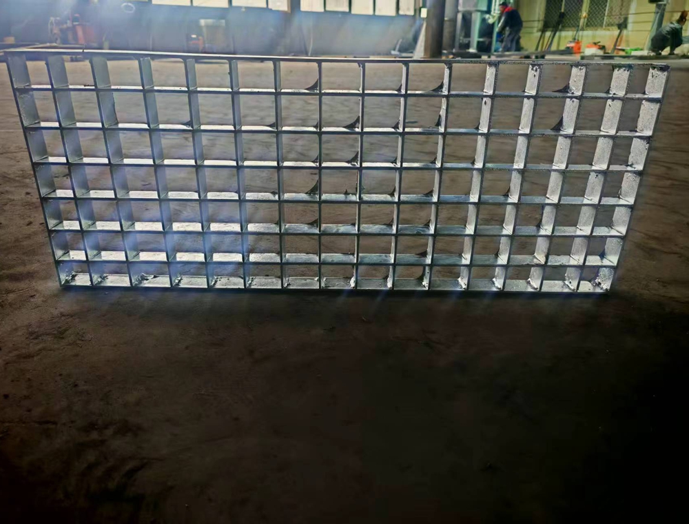 踏步钢格板在工业平台上的实际应用,展现其坚固、防滑的特性