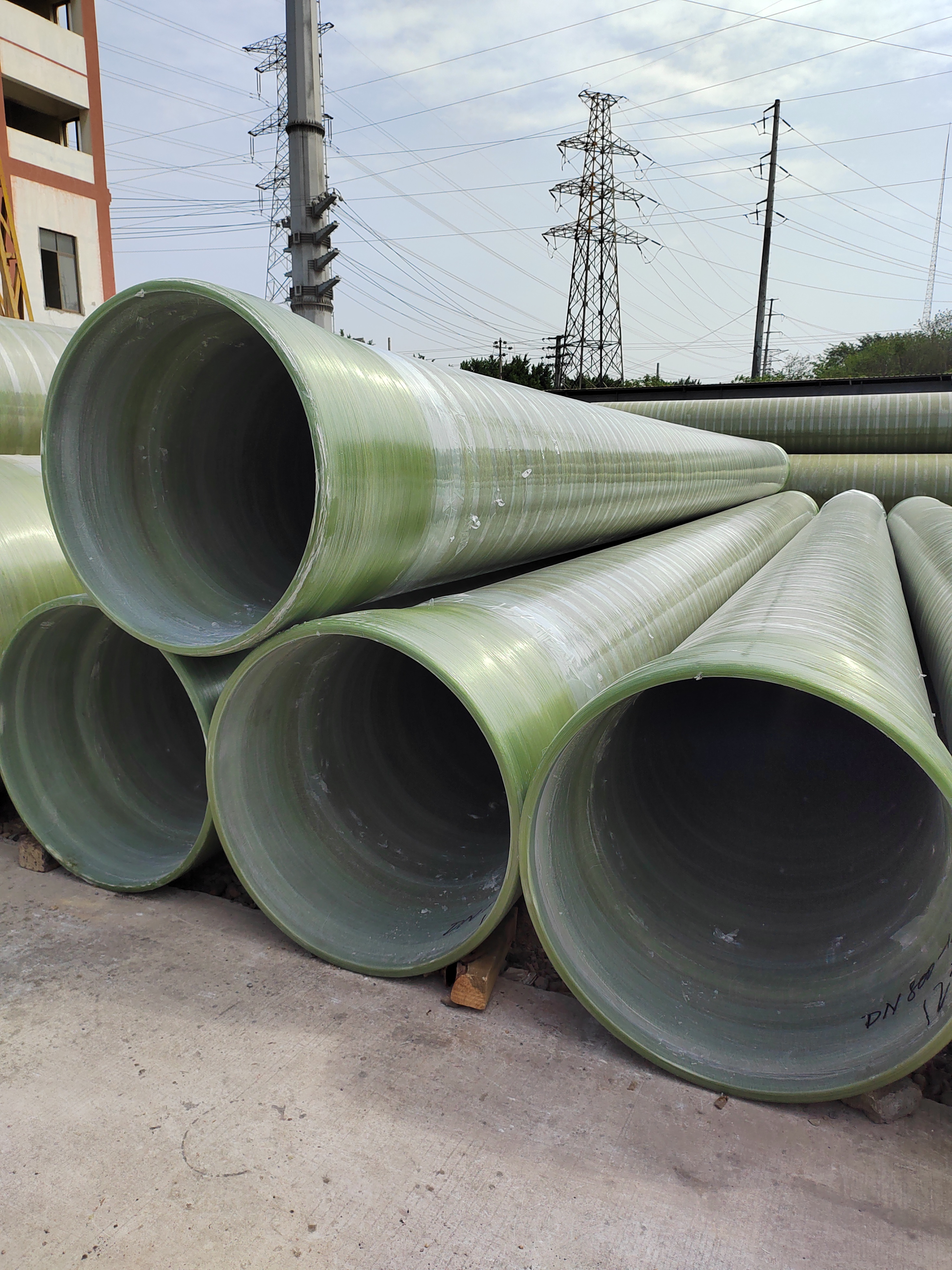 连续缠绕玻璃钢夹砂管生产车间