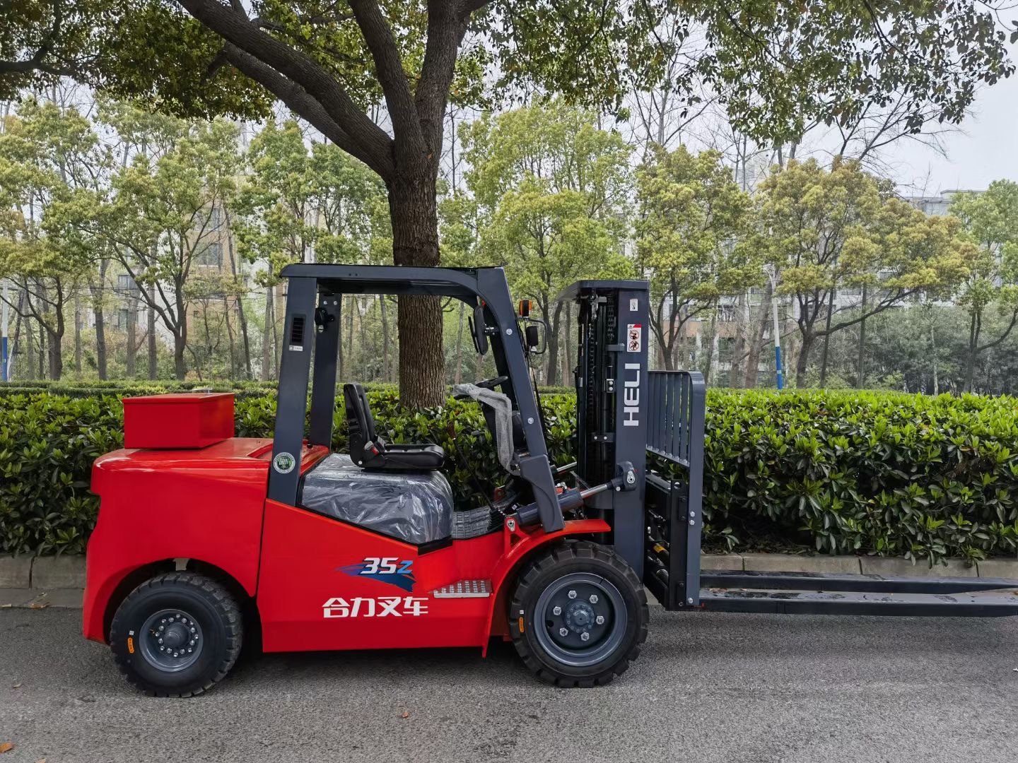 不同吨位与型号的叉车设备展示