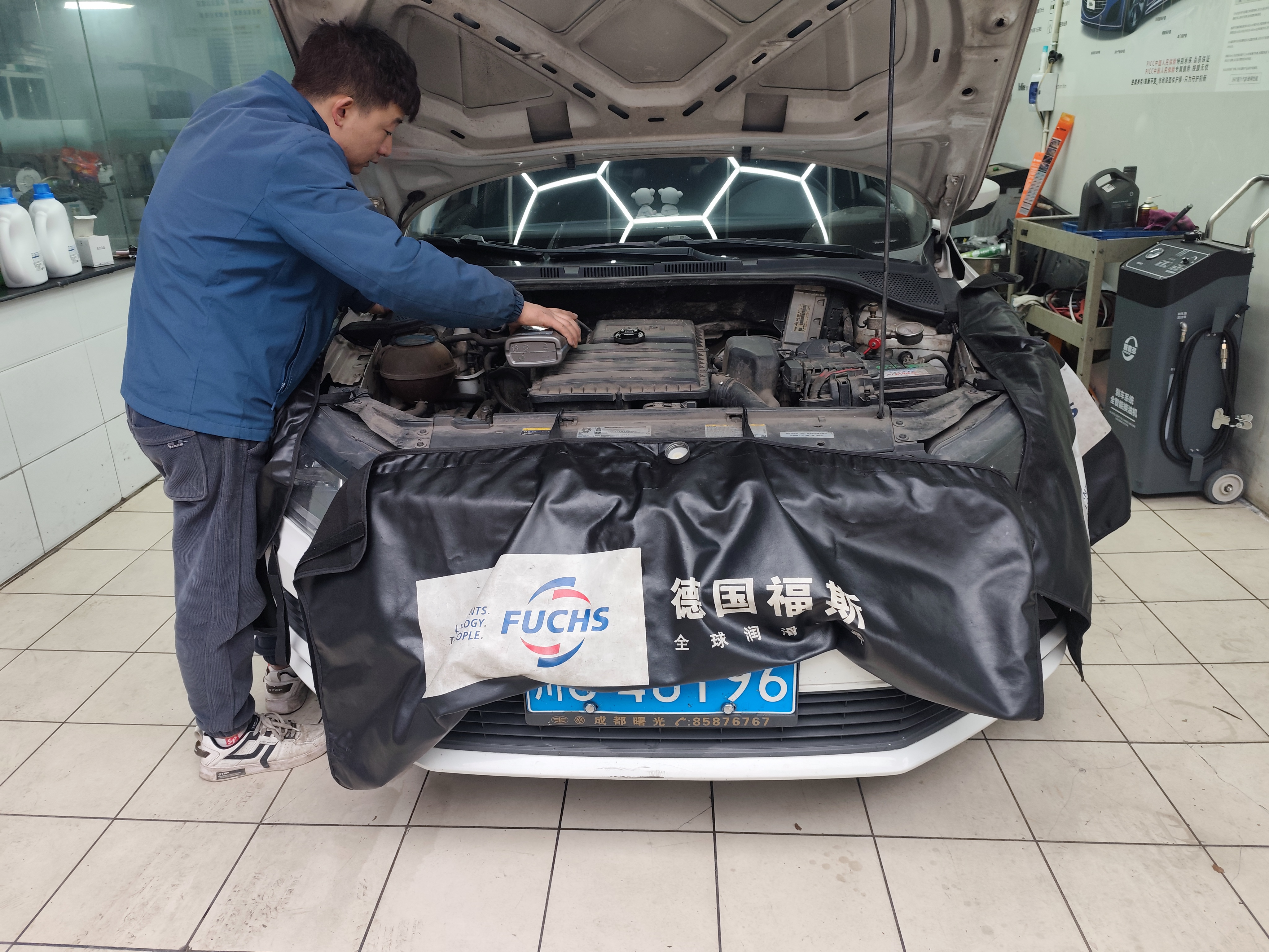 修复完成后的轮胎需经过严格的动平衡检测以确保行驶平稳